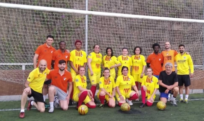 Foto de família del projecte de futbol femení de l'Associació Esportiva Ramassà. Font: AE Ramassà