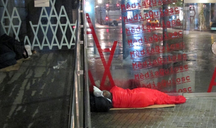 Persona dormint al carrer. Font: Arrelsfundacio.org