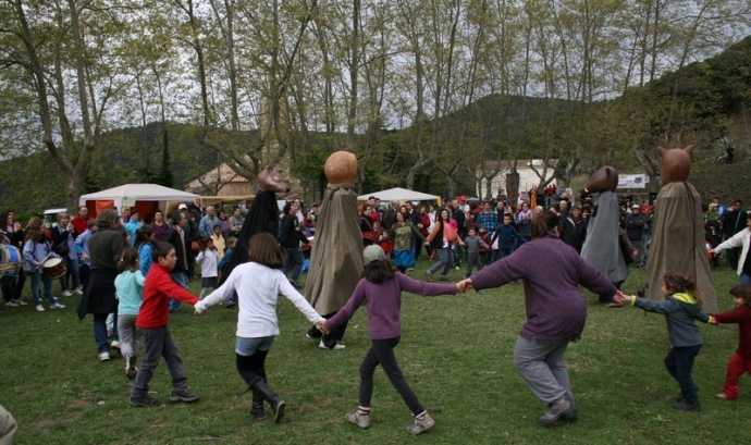 Dansa durant un aplec de l'Erola, organitzat per l'AEiG Montpalau.