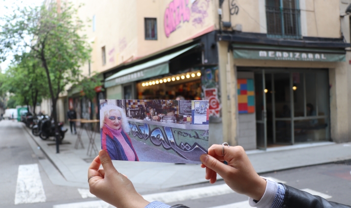 Una imatge de la pel·lícula 'Mònica del Raval' al bar Mendizabal davant del mateix punt del barri del Raval, en l'actualitat. Font: Filmoteca de Catalunya