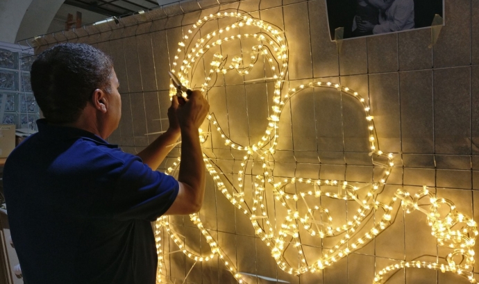 Creant llums de Nadal per als carrers del Raval Font: #RavalKm0