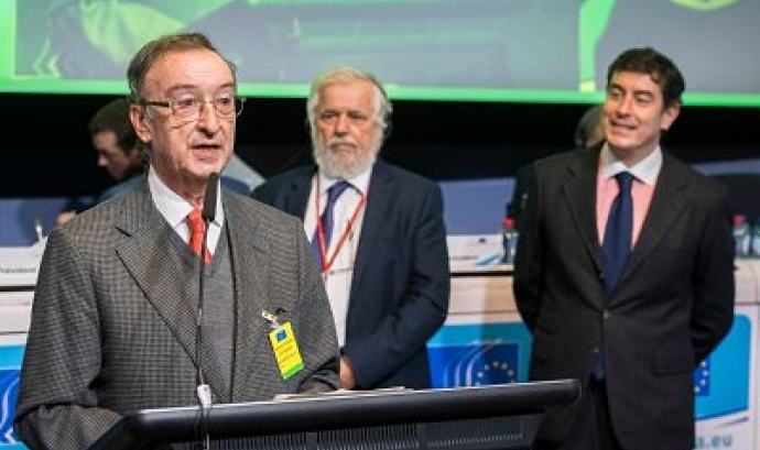 El President de l'Institut de Robòtica, Julio Molinario durant la cerimònia de lliurament del premi a Brussel·les. Font: David López i Rosell