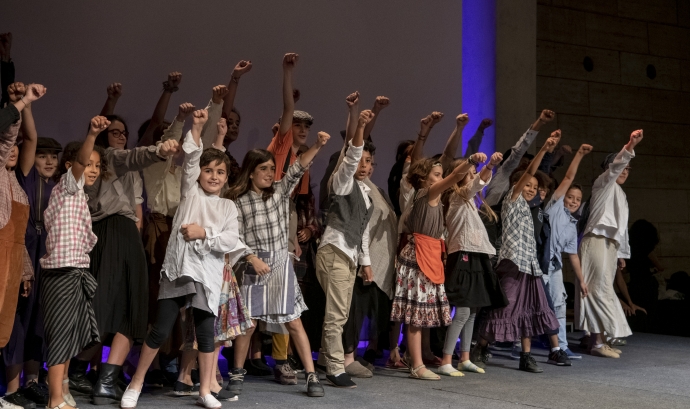 Un grup d'alumnes de Xamfrà durant l'obra de teatre 'Indòmites'. Font: Xamfrà – Centre de Música i Escena. Font: Xamfrà – Centre de Música i Escena