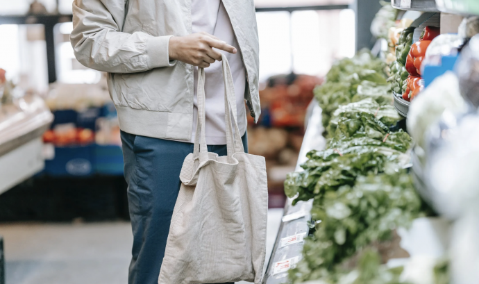 L'informe pretén presentar solucions per a supermercats, establiments i productors del territori per reduir el plàstic. Font: Llicència CC Pixabay
