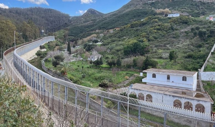 L’estudi de tres entitats que treballen a terreny assenyala la burorrepressió i la vulneració sistemàtica de drets de les persones migrants a les Canàries, Ceuta i Melilla. Font: Instagram NNK