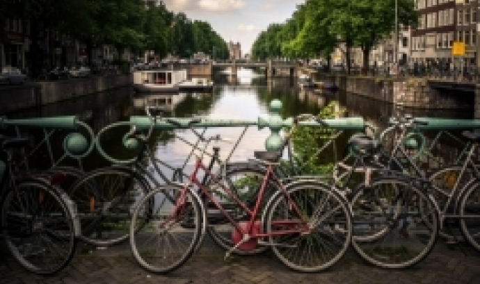 Bicicletes en un pont sobre un riu de ciutat europea. Font: Jace Afsoon