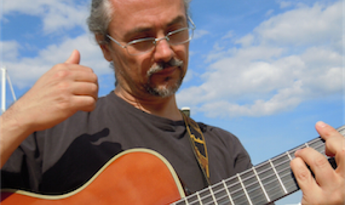Fotografia del cantautor Joan Amèric, extreta del web de Fundació per la Pau