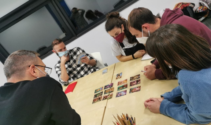 Part de l'equip de Revolúdica participant en un joc de cartes. Font: Revolúdica
