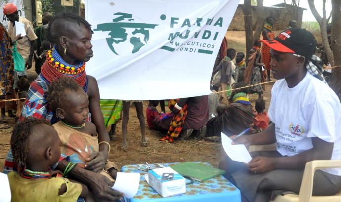 Una mare i dos nens són atesos en una consulta improvitzada a Kènia. Font: Farmamundi