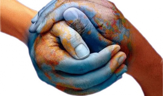 Imatge mans unides formant un món  Font: 