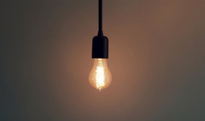 Bombeta encesa en representació de la pobresa energètica, temàtica principal de 'L'apagada: ni set, ni fred, ni foscor!'. Font: Llicència CC Pixabay
