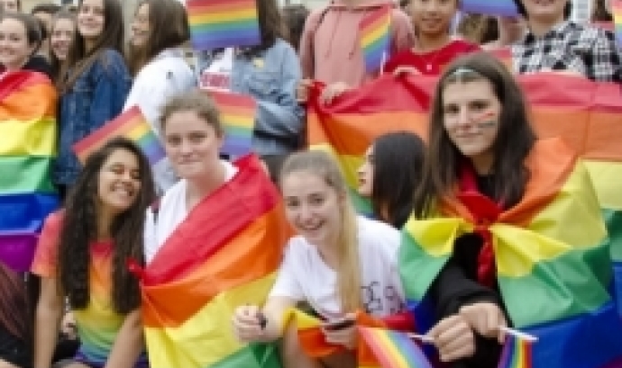 Adolescents en una concentració en defensa al col·lectiu LGBTI. Font: Galiza Contrainfo, Flickr