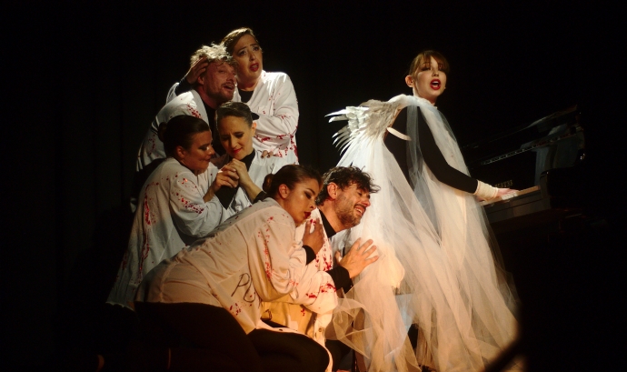 Imatge de 'Perfectes', un espectacle de dansa i teatre de la companyia I perquè no? de Llançà. Font: FITAG