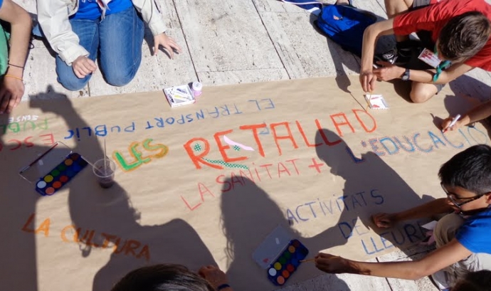 Nois i noies fent un cartell durant la trobada "Macedònia"