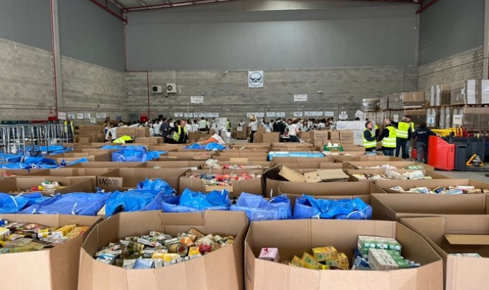 Desenes de persones voluntàries ha fet torns el cap de setmana per classificar els aliments recollits. Font: Banc dels Aliments Barcelona