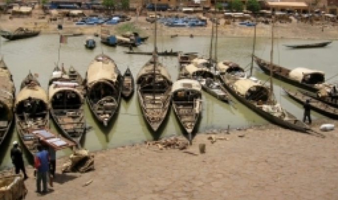 Persones realitzant les tasques diàries de feina al riu, en una població de Mali. Font: Pixabay