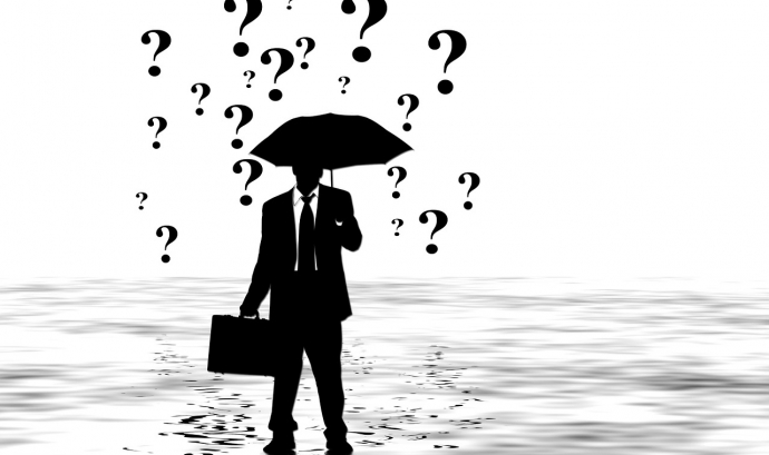 Imatge senyor amb paraigües per una pluja de preguntes. Font: Pixabay