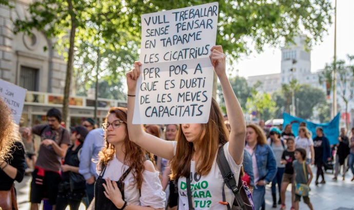 Manifestació del dia de l'Orgull Boig del 2018 a Barcelona. Font: Xavi Almirall Mir (CC BY-SA 04)