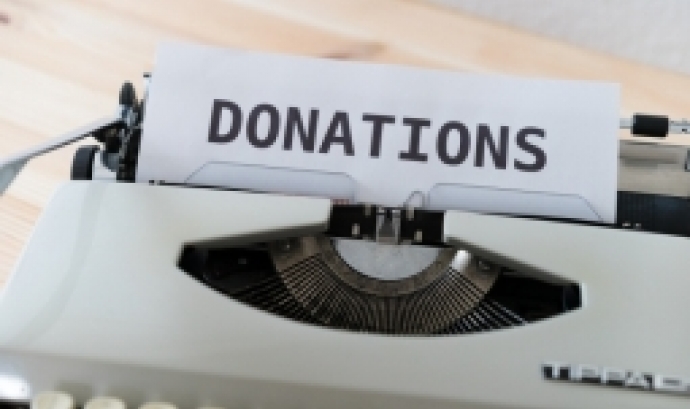 El mot 'Donations' en un paper en blan en una màquina d'escriure. Font: Markus Winkler