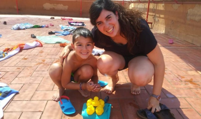 Marta Iglesias de la Fundació La Vinya amb un infant Font: Fundació La Vinya