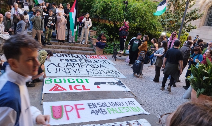 Centenars de joves acampen a la UB per dir prou a la complicitat amb el genocidi a Palestina. Font: X (@Marx21cat)