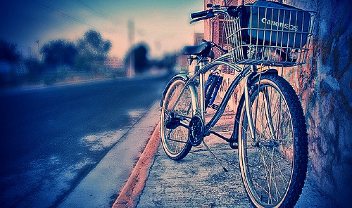 La bici i la càmera... Autora: Maryl González a Flickr