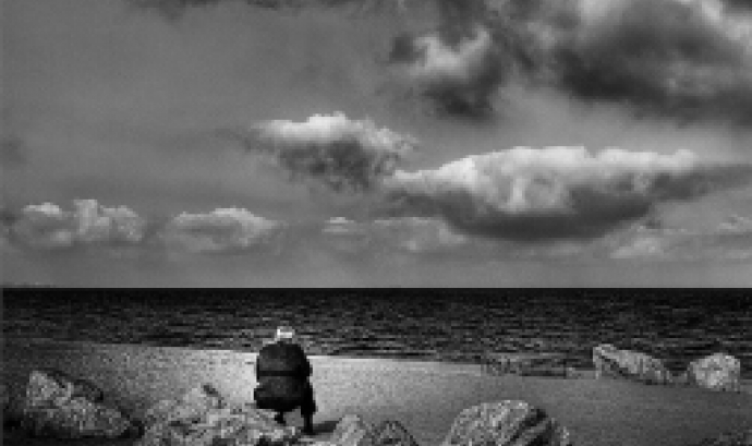 Dona davant del mar. Recordar_Paco CT_Flickr