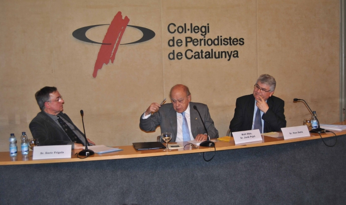 El secretari del Col·legi de Periodistes, Enric Frigola, l'expresident de la Generalitat, Jordi Pujol, i el President de la Fundació Paco Candel, Pere Baltà Font: 