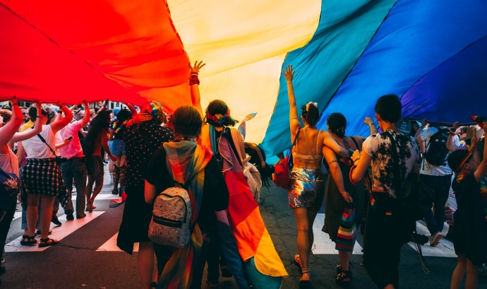 Aquest 28 de juny, Dia Internacional de l’Orgull LGTBI, el col·lectiu tornarà a sortir als carrers per clamar en defensa dels seus drets. Font: Unsplash (Llicència CC)