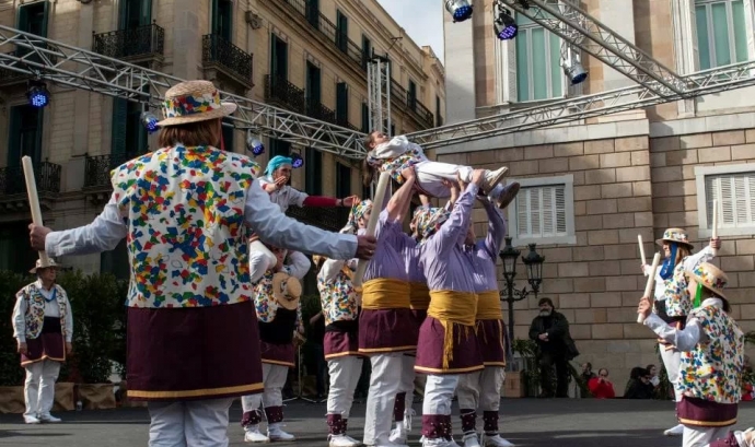 Actuació de la moixiganga de Barcelona a la Plaça Sant Jaume Font: 