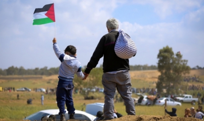 Una família palestina onejant la seva bandera en representació al Dia de la Nakba Palestina. Font: Llicència CC Pixabay