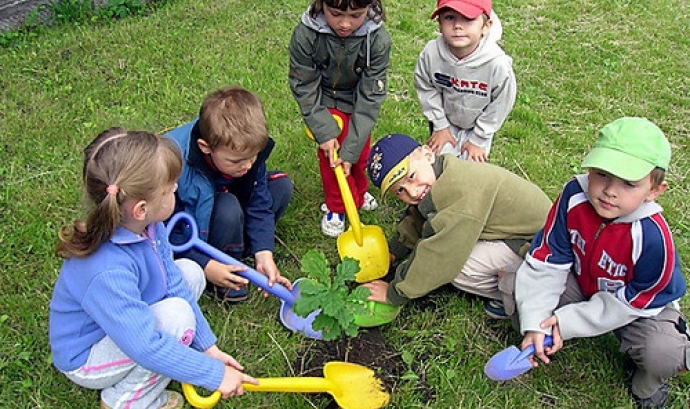 Nens plantant un arbre. Font: 1010uk (Flickr)