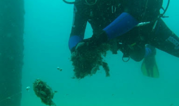 Pescadors de Badalona, ecologistes i societat civil s’uneixen per netejar i conscienciar sobre les problemàtiques ambientals del nostre litoral. Font: 
