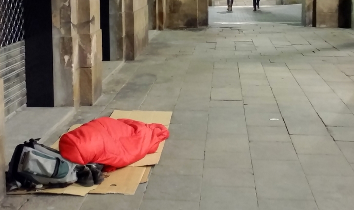 Persona dormint al carrer Font: 
