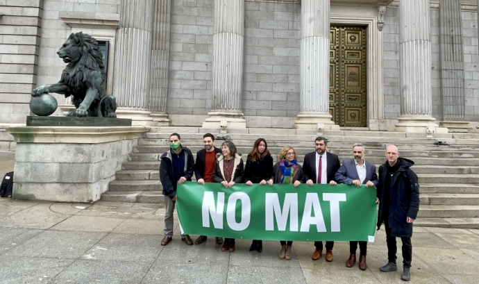 La Plataforma No a la MAT Selva es va reunir al Congrés amb representants gironins i amb la majoria de partits d’altres circumscripcions. Font: No a la MAT Selva