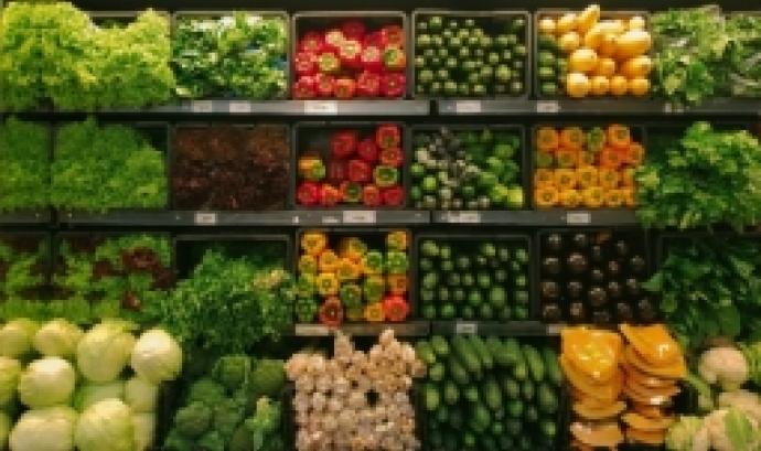 Prestatge de supermercat ple de verdures. Font: Nrd