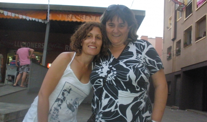 Glòria Grassot (esquerra) amb una veïna de la Zona Nord de Girona, la Carmen Font: Glòria Grassot