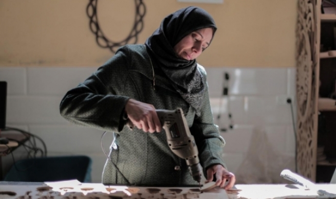 Dona palestina mentre treballa a un taller, en representació a l'empoderament de la dona. Font: Llicència CC Pixabay