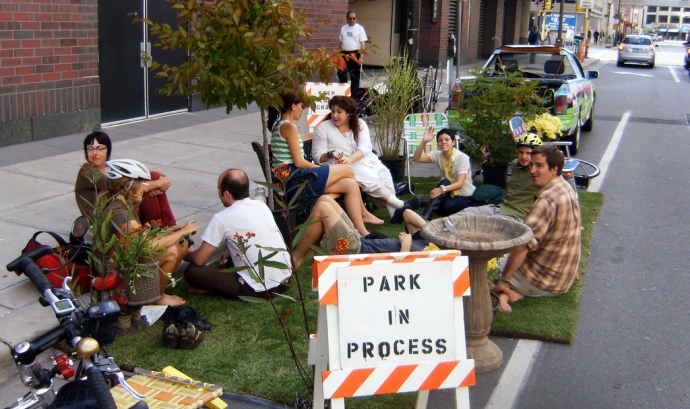 El Parking Day consisteix a transformar places d'aparcament en parcs.
