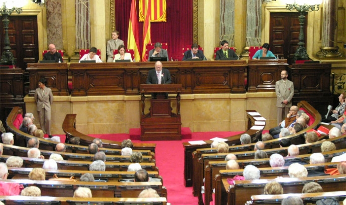 Foto del parlament català debatint una llei. Font: solidaritatcatalana.cat Font: 
