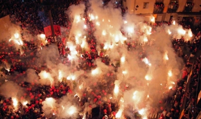 Imatge de la Plaça de Sant Pere celebrant la Patum completa, l'acte més popular de la festa. Font: La Fotogràfica