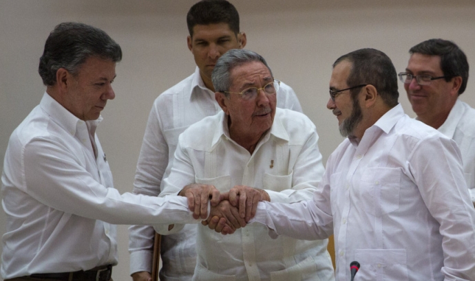 Encaixada de mans entre Santos i "Timoixenko" davant de Raúl Castro /Font: La Directa, Desmond Boylan
