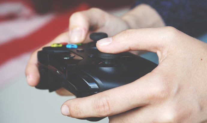 Una persona jugant a videojocs amb un comandament a les mans. Font: Pexels (Anton P)