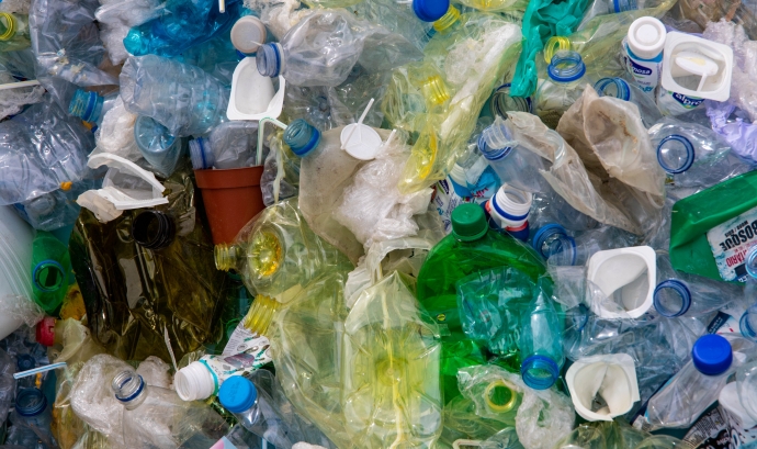 Cada any arriben tones de plàstics als oceans. Font: CC