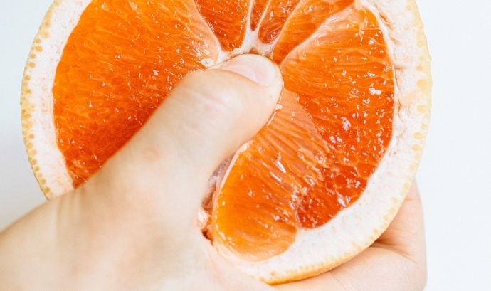 Un dit que frega una taronja com a metàfora visual de l'orgasme femení. Font: Nataliya Vaitkevich (Pixabay)