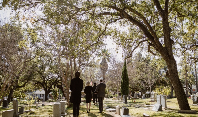 Un grup de persones en un cementiri. Font: RODNAE Productions (Pexels)