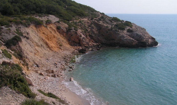 Platja de les Coves i de l'Home Mort per la inspecció de coastwatch (Imatge:www.collsmiralpeix.cat) 