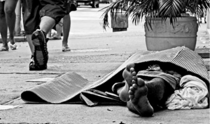 Persona dormint al carrer. Font: El Guaita. Clara Blanchar Font: 