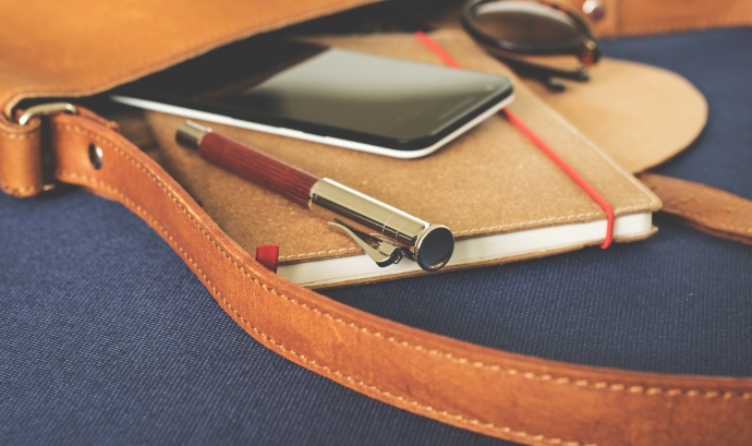 Agenda, bolígraf i mòbil, dins d'un bolso. Font:  LUM3N (Pixabay)