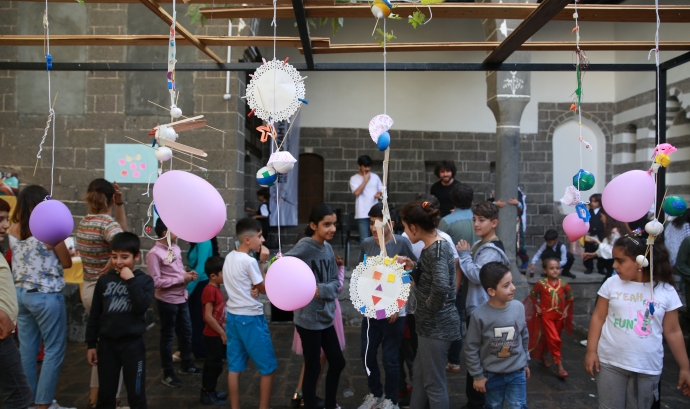 La finalitat de les activitats pensades per a infants refugiats és fer-los sentir només infants, acompanyar-los en una experiència creativa. Font: CIEMEN